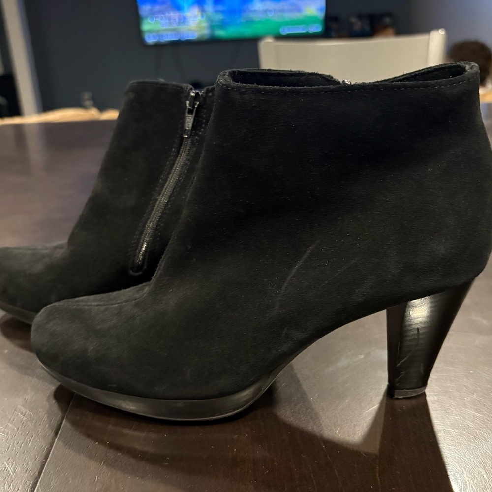 La Canadienne Black Suede Ankle Heel Booties 8.5 Capsule Neutral Waterproof EUC